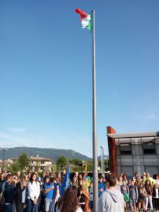 Alzabandiera per gli alunni della Bellavitis 2.0