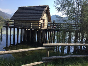 Una palafitta sul lago