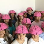 I ragazzi con un curioso copricapo "cervello"
