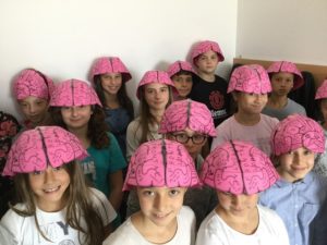 I ragazzi con un curioso copricapo "cervello"