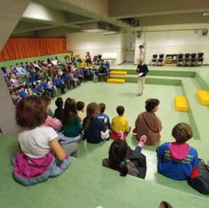 Folto pubblico di alunni ed insegnanti