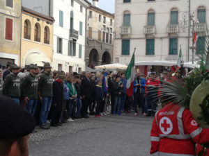 I ragazzi della 3^ C alla deposizione delle corone di fronte alla chiesa di San Francesco