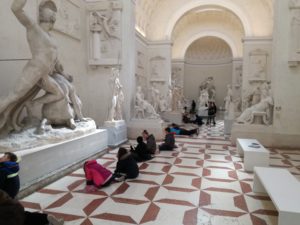 Alunni nella gipsoteca di Possagno