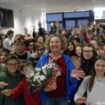 La campionessa olimpica Gabriella Dorio raggiante in mezzo agli studenti della G. Bellavitis 2.0