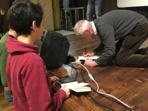 Franco Perlasca mentre firma la copia de "l'uomo invisibile" per la Scuola Giusto Bellavitis 2.0