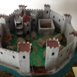 plastico di un castello realizzato dai ragazzi