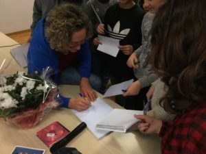 Gabriella Dorio rilascia l'autografo agli studenti della Bellavitis