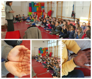 Bambini con le mani aperte per accogliere la polverina magica della storia