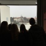 i ragazzi incollati al vetro della finestra appena comincia a nevicare