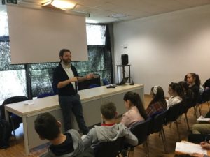 L'autore regista Davide Sibaldi mentre parla agli studenti della Bellavitis 2.0