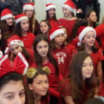 il gruppo delle ballerine mentre aspetta di esibirsi alla festa di Natale