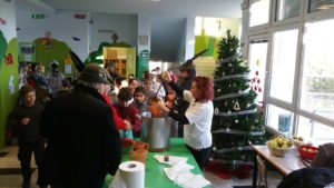 Alpini che offrono la cioccolata