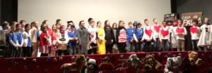 Bambini che cantano alla fine dello spettacolo