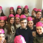 I ragazzi in gruppo indossano il modellino del cervello realizzato da loro