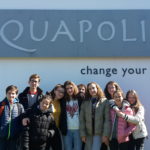 La squadra di nuoto davanti alla piscina