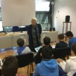 I ragazzi ascoltano rapiti le storie di Elide Bellotti