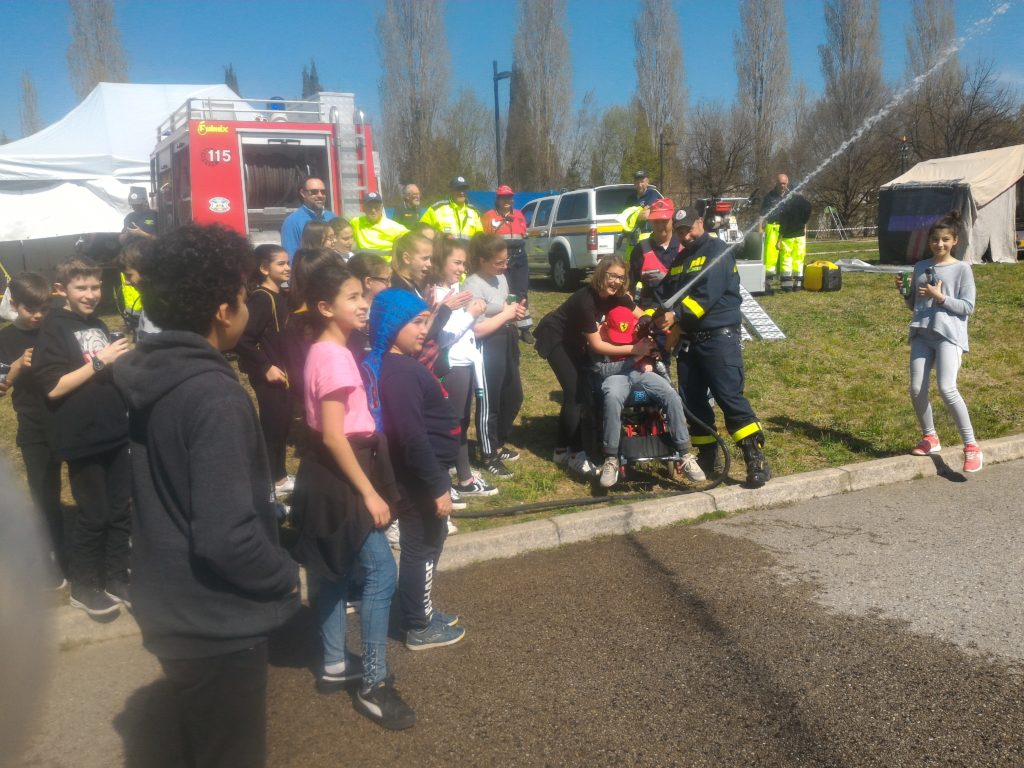 i ragazzi impegnati in un'esercitazione con la protezione civile