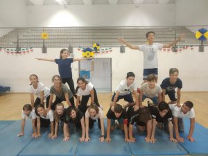 Due piramidi umane di alunni della classe 3^C